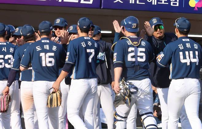 NC 다이노스 선수들이 지난 4일 부산 사직구장에서 열린 롯데 자이언츠와의 2025 프로야구 KBO리그 경기에서 승리한 뒤 기쁨을 나누고 있다. 연합뉴스