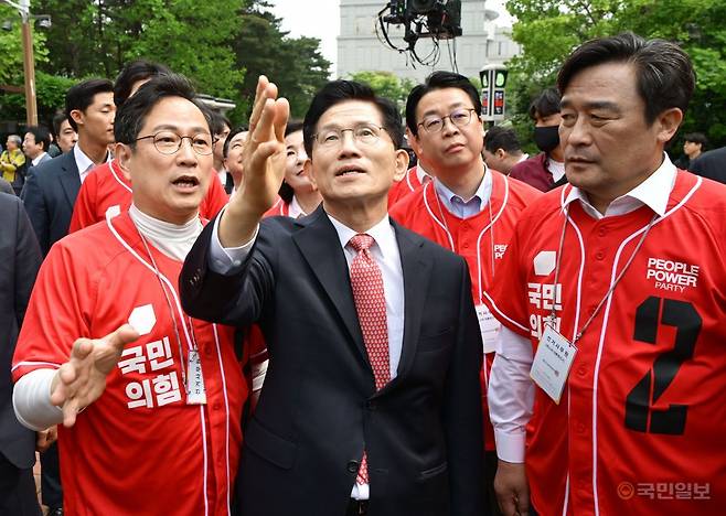 김문수 국민의힘 대선 후보가 13일 부산 남구 부산국제금융센터(BIFC)에서 박수영 의원의 설명을 들으며 산업은행 이전 관련 현장 방문을 위해 이동하고 있다. 부산=최현규 기자