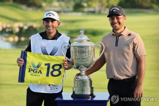 지난해 PGA 챔피언십 우승자 잰더 쇼플리(오른쪽)