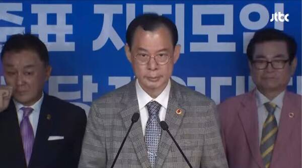 ▲신영길 홍사모 중앙회장이 13일 서울 여의도 민주당 중앙당사에서 이재명 후보 지지선언문을 발표하고 있다. 사진=JTBC 영상 갈무리