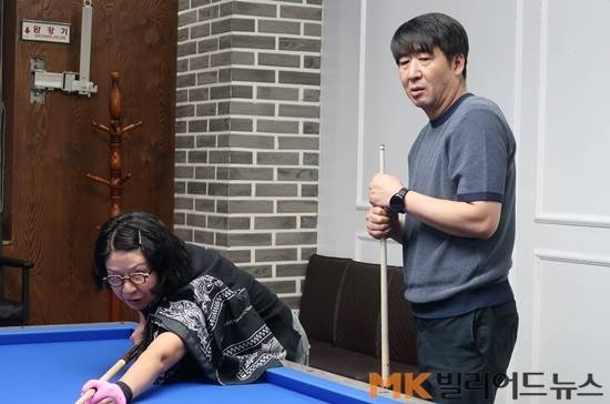 용인 라팔당구클럽은 학생에게 20%, 여성회원에 50% 요금할인 혜택을 제공하고 있다. 특히 저점자 및 여성회원에게는 무료레슨까지 해준다. 여성회원을 지도하고 있는 김대중 실장(오른쪽).