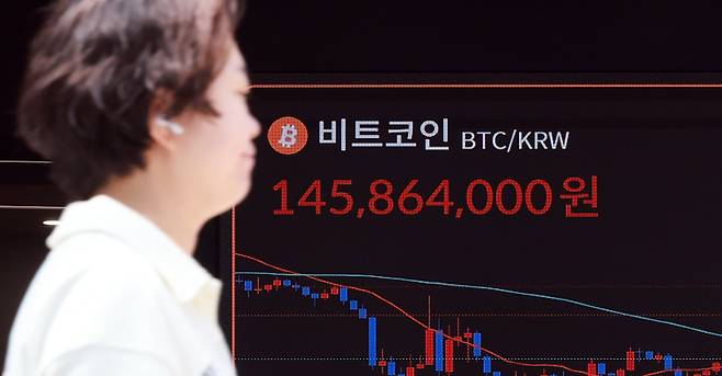 지난 12일 서울 서초구 빗썸라운지 강남점 전광판에 비트코인 등 가상자산 시세가 표시되고 있다. 비트코인은 10만 달러를 다시 돌파한 이후 10만 5000달러선까지 넘보고 있다. 뉴스1