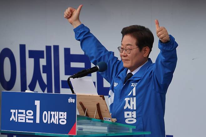 더불어민주당 이재명 대선 후보가 ‘보수의 텃밭’으로 불리는 대구·경북(TK) 지역 유세에 나선 13일 경북 포항시청 광장에서 포항 시민들에게 인사하고 있다. [사진 = 연합뉴스]