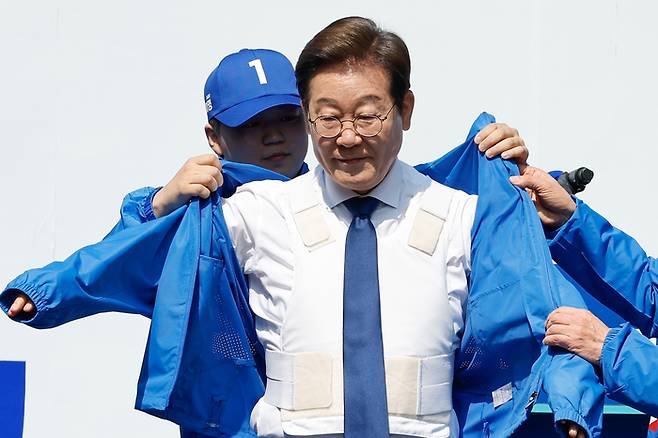 더불어민주당 이재명 대선 후보가 6·3 대통령선거 공식 선거운동 첫날인 12일 서울 광화문 청계광장에서 열린 중앙선대위 출정식 및 첫 유세에서 방탄복 위에 선대위 점퍼를 입고 있다. [사진 = 연합뉴스]