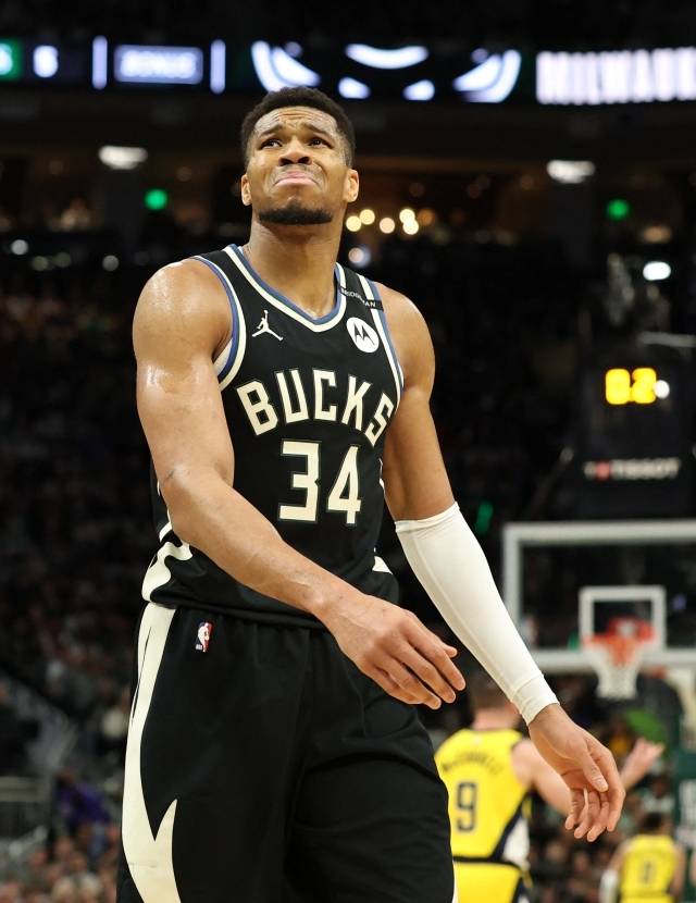 ‘스포츠일러스트레이티드’는 “아데토쿤보가 하워드와 같은 길을 걷게 될지는 알 수 없다. 하나, 아데토쿤보가 밀워키의 평범함에 점점 지쳐가는 건 확실하다”고 설명했다. 사진=AFP=연합뉴스