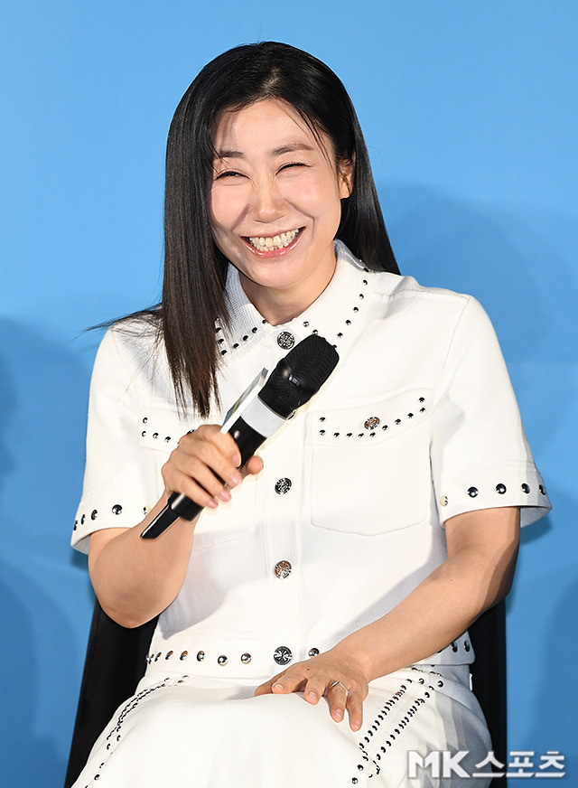 전체적인 룩에 깔끔하게 떨어지는 블랙 스트레이트 헤어와 심플한 메이크업으로 밸런스를 맞췄다.사진=천정환 기자
