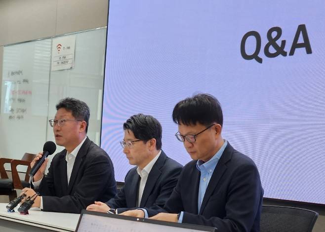 김희섭 SKT PR센터장, 임봉호 MNO 사업부장, 류정환 네트워크인프라센터장(왼쪽부터)이 일일브리핑을 하고 있다. /사진=SKT