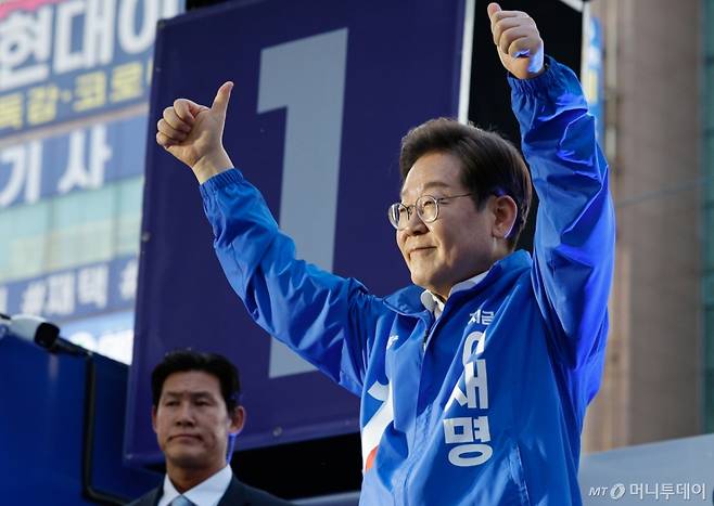 (대전=뉴스1) 안은나 기자 = 이재명 더불어민주당 대통령 후보가 제21대 대통령 선거 공식 선거운동 첫날인 12일 오후 대전 중구 으능정이거리 스카이로드에서 유세를 마친 뒤 인사하고 있다. 2025.5.12/뉴스1  Copyright (C) 뉴스1. All rights reserved. 무단 전재 및 재배포,  AI학습 이용 금지. /사진=(대전=뉴스1) 안은나 기자