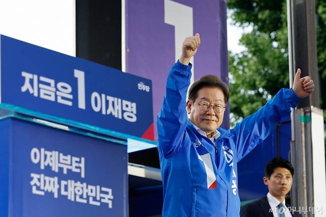 [대전=뉴시스] 조성우 기자 = 이재명 더불어민주당 대선후보가 제21대 대통령선거 공식 선거운동이 시작된 12일 대전 중구 으능정이거리 스카이로드에서 열린 유세에서 연설을 하기 전 두 손을 들어 보이고 있다. (공동취재) 2025.05.12. photo@newsis.com /사진=조성우