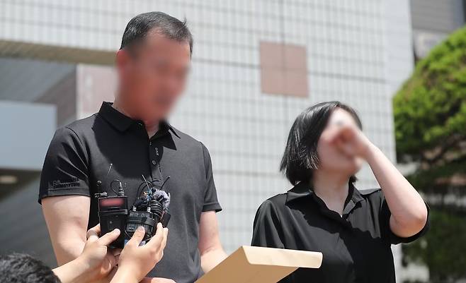 가해 남성에 대한 구속 전 피의자 심문(영장실질심사)이 지난해 5월 20일 경남 통영시 창원지방법원 통영지원에서 열린 가운데 피해자 유족이 영장실질심사에 앞서 기자회견을 하던 모습./사진=뉴스1