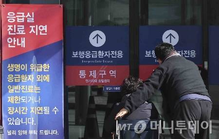 서울 시내의 한 대형병원 응급실로 환자가 들어가고 있다./사진=[서울=뉴시스] 김근수 기자