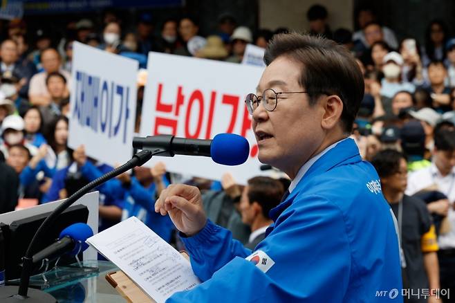 (대구=뉴스1) 안은나 기자 = 이재명 더불어민주당 대통령 후보가 대표적 험지인 대구·경북(TK) 지역 유세에 돌입한 13일 오후 대구 중구 동성로에서 지지를 호소하고 있다. 이 후보 뒤로 '재매이(재명이)가 남이가'라고 적힌 피켓이 보인다. 2025.5.13/뉴스1  Copyright (C) 뉴스1. All rights reserved. 무단 전재 및 재배포,  AI학습 이용 금지.