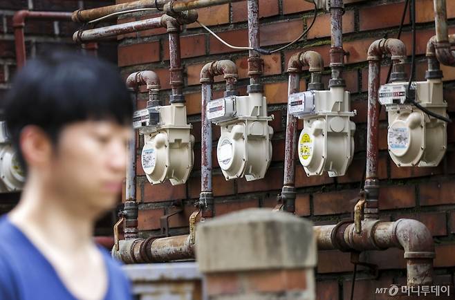 1일 서울시내 주택가에 가스계량기가 설치되어 있다. 오늘부터 민수용(주택·일반용) 도시가스 요금이 6.8% 인상된다. 주택용 도시가스 도매 요금은 서울시 소매 요금 기준으로 MJ(메가줄)당 현재 20.8854원에서 22.2954원으로 1.41원 오른다. 서울의 4인 가구 기준으로 가스비가 월 3770원 증가할 것으로 예상된다. 음식점과 목욕탕 등에서 쓰이는 일반용(영업용) 도매 요금은 MJ당 1.30원 올라간다. 2024.08.01. /사진=뉴시스