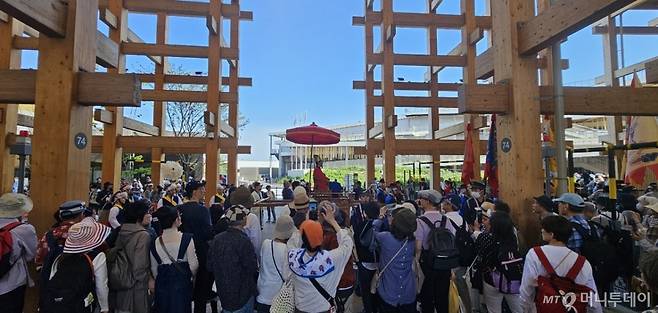 13일 오사카 만국박람회(엑스포)가 열리는 인공섬 유메시마에서 '한국의 날'을 맞이해 기념행사가 열리는 모습. 일본인 관람객 외에도 수많은 인파가 몰렸다. / 사진 = 오진영 기자