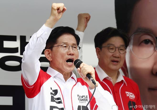 (울산=뉴스1) 김민지 기자 = 김문수 국민의힘 대통령 후보가 13일 울산 남구 신정시장 인근에서 유세를 하고 있다. 오른쪽은 공동선대위원장을 맡은 권성동 원내대표. 2025.5.13/뉴스1  Copyright (C) 뉴스1. All rights reserved. 무단 전재 및 재배포,  AI학습 이용 금지. /사진=(울산=뉴스1) 김민지 기자