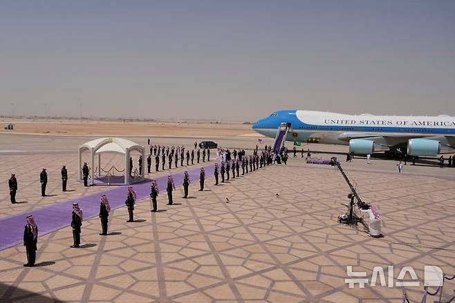 [리야드=AP/뉴시스] 도널드 트럼프 미국 대통령이 13일(현지 시간) 사우디 리야드의 킹 칼리드 국제공항에 도착해 무함마드 빈 살만 사우디 왕세자의 영접을 받고 있다. 트럼프 대통령은 나흘 일정으로 중동 순방에 나서 사우디에 이어 카타르, 아랍에미리트(UAE)를 잇달아 방문한다. 2025.05.13.