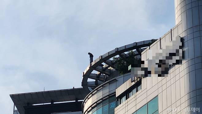 한 남성이 투신을 시도하는 소동이 벌어진 서울 강남역 인근 고층 건물 옥상. /사진=김미루 기자.