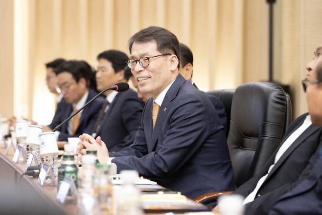 김성태 기업은행장이 23일 안양과천상공회의소에서 열린 중소기업 현장 간담회에 참석해 중소기업 대표들과 대화하고 있다. /사진=기업은행