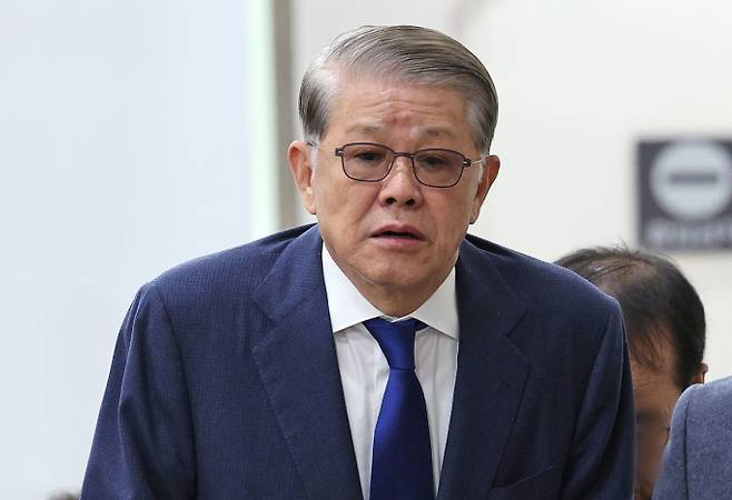 '2200억대 횡령·배임' 혐의로 재판에 넘겨진 최신원 전 SK네트웍스 회장이 지난1월16일 오후 서울 서초구 서울고등법원에서 열린 항소심에 출석하고 있다./사진=뉴스1