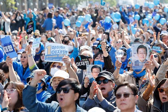 이재명 더불어민주당 대선후보가 지난 12일 열린 광화문 출정식에 대해 "국민은 위대하다"고 치켜 세웠다. 사진은 이날 이 후보 지지자들의 모습. /사진=뉴시스