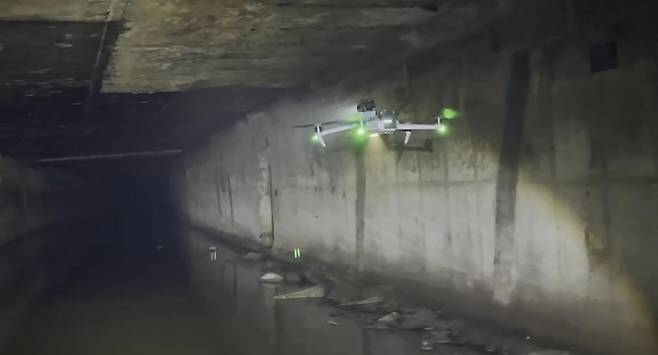 지하시설물 내부에서 촬영하는 드론 모습. /사진제공=성남시
