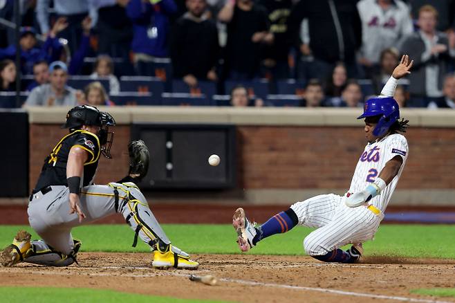 배지환의 소속팀 피츠버그 파이리츠가 뉴욕 메츠에게 3-2로 패했다. 사진은 12일(한국시각) 미국 뉴욕주 뉴욕 시티필드에서 열린 피츠버그 파이리츠와 뉴욕 메츠에서 세번째 득점에 성공한 메츠의 모습. /사진=로이터