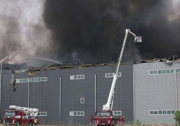 경기 이천시의 한 물류창고에서 불이 났다. 사진은 13일 오후 경기 이천시 부발읍 소재 대형 물류창고에서 화재가 발생해 검은 연기가 치솟고 있는 모습. /사진=뉴스1