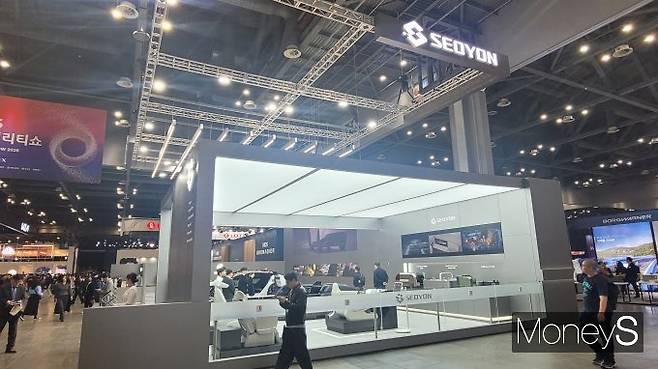 자동차용 내·외장 부품 전문 생산업체 서연이화가 실적 사승세를 앞세워 매출처 다변화를 꾀하고 있다. 사진은 최근 열린 2025 서울모빌리티쇼의 서연이화 부스. /사진=김창성 기자