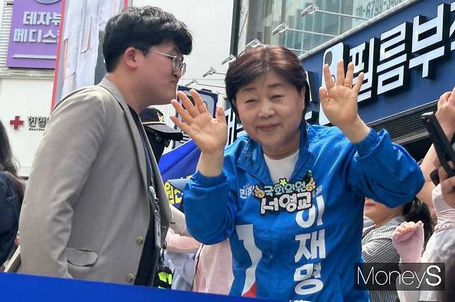 이 후보는  특정 정당의 독점적 지지가 만들어낸 지역 정치의 안일함에도 날을 세웠다. 사진은 서영교 더불어민주당 의원이 이날 열린 대구 유세 현장에서 지지자들과 눈맞춤 하는 모습. /사진=김성아 기자