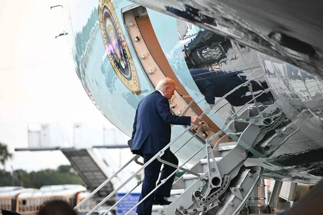 도널드 트럼프 미국 대통령이 전용기 ‘에어포스원’에 오르고 있다. AFP 연합뉴스