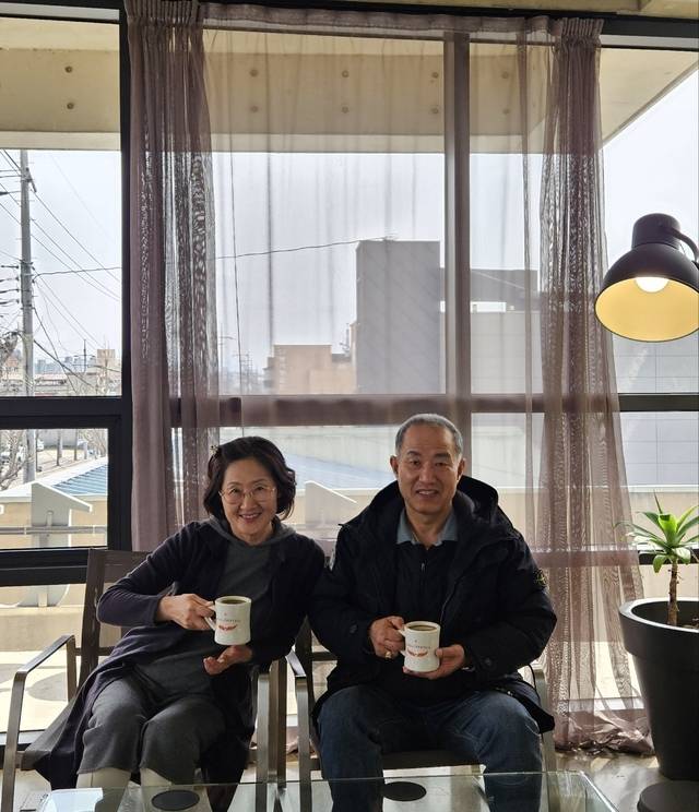 김 경정이 지난해 3월 아내 김영진 씨와 전남 담양군 한 카페에서 차를 즐기는 모습. 초록우산 제공