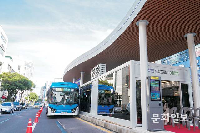 제주시 서광로 중앙버스전용차로 시범구간이 다음 달 1일 개통을 앞두고 있는 가운데 도로 중앙에 마련된 섬식 정류장에 전국 최초로 도입된 양문형 버스가 정차해 있다. 제주도청 제공