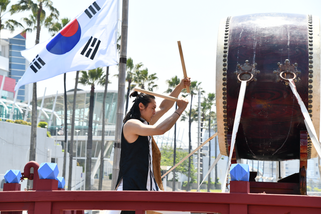 조선통신사선에서 펼쳐진 부산예술단의 대북 공연. 국가유산청 제공