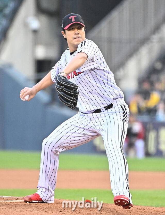 3일 오후 서울 잠실야구장에서 진행된 '2025 프로야구 KBO리그' LG트윈스와 SSG랜더스의 경기.LG 김진성이 역투하고 있다.