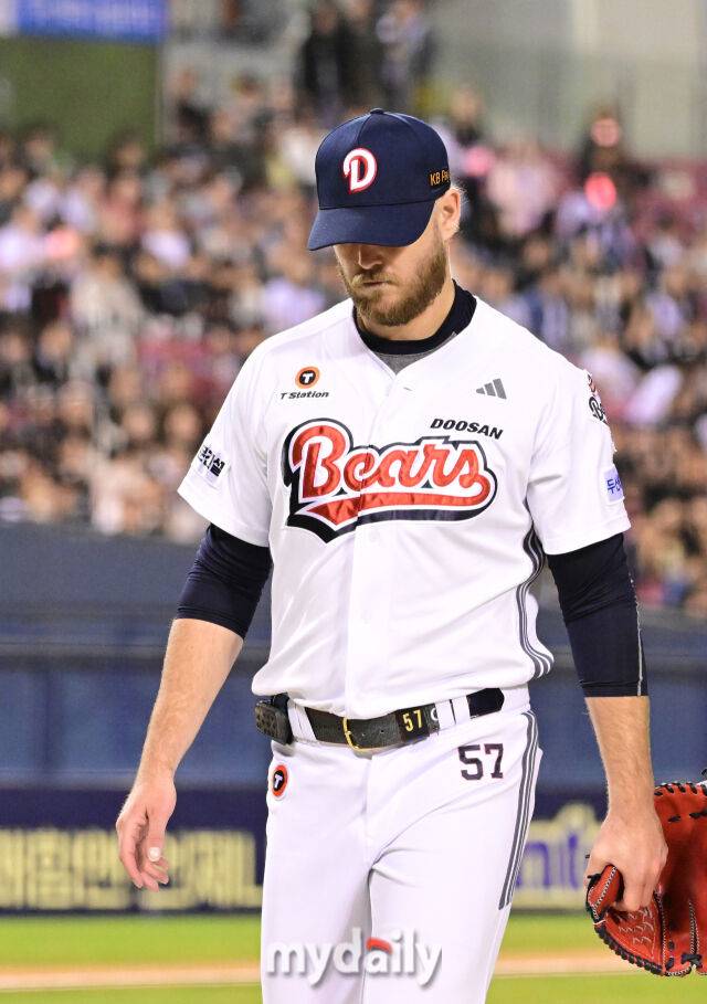 30일 오후 서울 잠실구장에서 진행된 '2025 신한 SOL뱅크 KBO 리그' KT-두산의 경기. 두산 선발 콜어빈이 7회초 안치영을 사구로 출루 시킨 뒤 마운드를 내려가고 있다./마이데일리