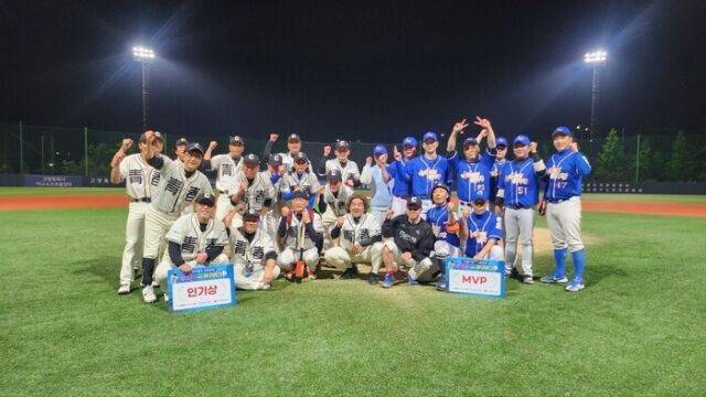지난 12일 고양 장항야구장에서 열린 더킴로펌배 제19회 한스타 연예인 야구리그 청춘야구단(왼쪽)과 천하무적 선수들이 경기 후 단체 촬영을 하며 파이팅을 외치고 있다. 한스타미디어