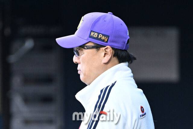 7일 서울 잠실야구장에서 열린 '2025 신한 SOL BANK KBO리그' LG 트윈스와 두산 베어스 경기. 두산 이승엽 감독이 선수들을 바라보고 있다./마이데일리