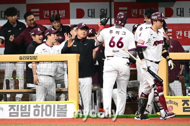 2025년 4월 22일 오후 서울 고척스카이돔에 진행된 '2025 신한 SOL뱅크 KBO 리그' 두산 베어스와 키움 히어로즈의 경기. 키움 푸이그가 3회말 2사 1루서 2점 홈런을 친 뒤 홍원기 감독의 축하를 받고 있다./마이데일리