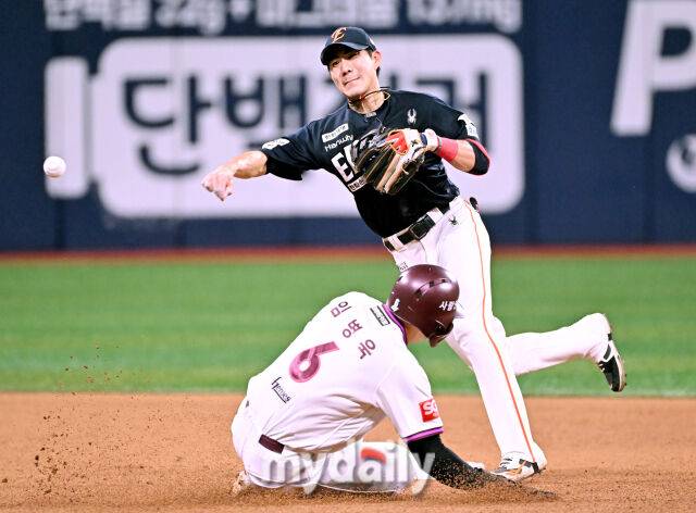 9일 오후 서울 고척동 고척스카이돔에서 진행된 '2025 프로야구 KBO리그' 키움히어로즈와 한화 이글스의 경기. 한화 심우준이 5회말 1사에서 키움 김태진의 내야 땅볼을 병살로 연결하고 있다./마이데일리