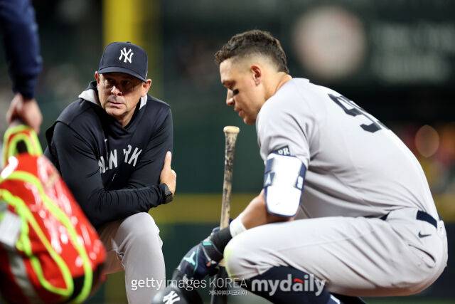 왼쪽 발목이 꺾이는 부상을 당한 뉴욕 양키스 오스왈도 카브레라의 곁을 지키고 있는 애런 분 감독과 애런 저지./게티이미지코리아