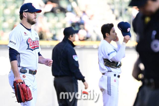 30일 오후 서울 잠실구장에서 진행된 '2025 신한 SOL뱅크 KBO 리그' KT-두산의 경기. 두산 선발 콜어빈이 1회초 세 타자 연속 안타를 허용한 뒤 아쉬워 하고 있다./마이데일리
