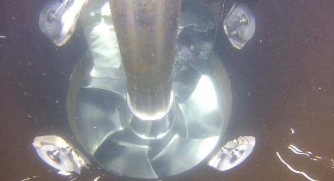 수중 드론으로 촬영한 선박 프로펠러 사진.