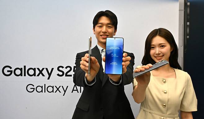 13일 서울 서초구 소재 ‘삼성 강남’에서 열린 미디어 브리핑에서 모델들이 갤럭시 S25 엣지를 선보이고 있다. 임세준 기자