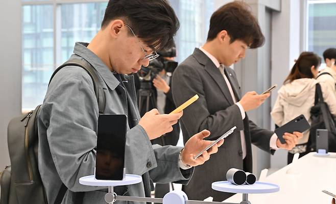 삼성전자 갤럭시 S25 엣지 출시일인 13일 서울 삼성 강남에서 방문객들이 갤럭시 S25 엣지를 살펴보고 있다. 삼성전자는 이날 온라인으로 갤럭시 신제품 공개 행사 갤럭시언팩 열고, 초슬림 스마트폰 갤럭시 S25 엣지를 공개했다. 삼성전자는 갤럭시 S25 엣지를 통해 갤럭시 S 시리즈 중 가장 얇은 5.8㎜ 두께의 슬림 디자인과 163g 무게를 구현했다. 임세준 기자