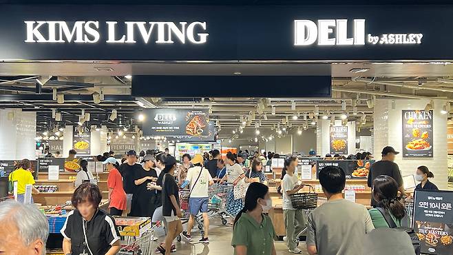‘델리 바이 애슐리’ 강남점에서 고객들이 상품을 구매하고 있다. [이랜드킴스클럽 제공]