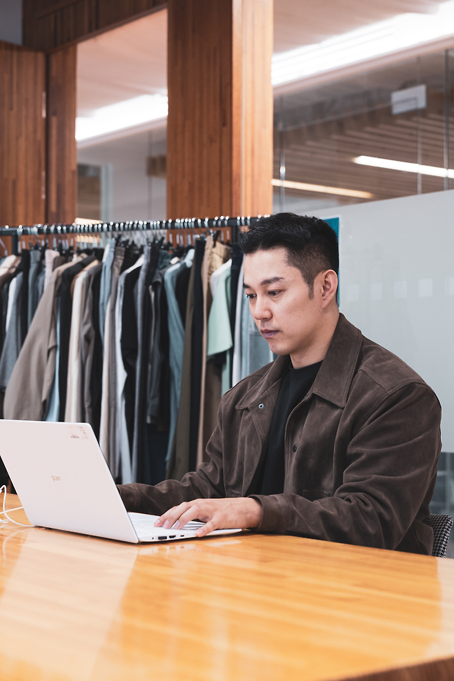 임재원 GS샵 패션1팀 MD(상품기획자)가 9일 헤럴드경제와 인터뷰에서 짧은 상의에 항아리핏 바지의 코어 어센틱 브랜드에 대해 설명하고 있다. [GS리테일 제공]