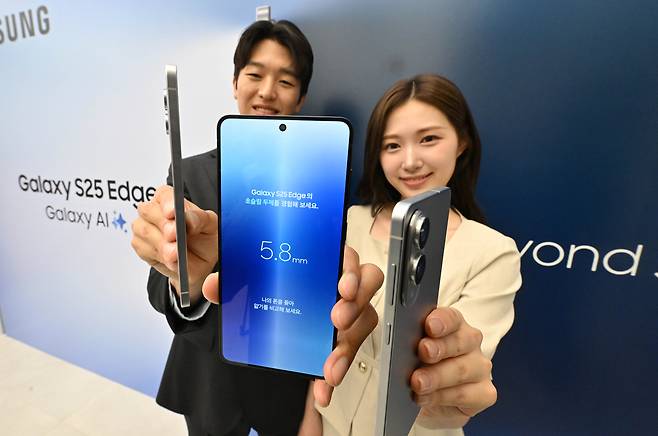 13일 서울 서초구 소재 ‘삼성 강남’에서 열린 미디어 브리핑에서 모델들이 갤럭시 S25 엣지를 선보이고 있다.   임세준 기자