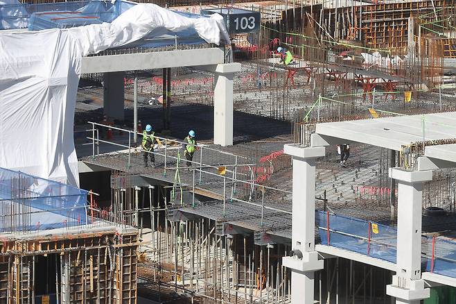 건설 경기가 어려워지면서 민간 산재보험으로 불리는 근로자재해보장책임보험 시장이 갈수록 쪼그라들고 있다. 사진은 서울 시내의 한 건설 현장 모습  [연합]