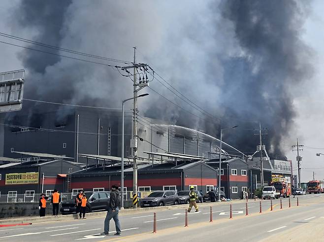 13일 오전 10시 29분 경기도 이천시 부발읍에 있는 대형 물류센터에서 불이 나 소방당국이 대응 2단계를 발령해 진화 중이다. 화재 당시 건물에 있던 사람들은 대피했으며, 이 불로 인해 발생한 인명 피해는 현재까지 없는 것으로 파악됐다. [이천시 제공]
