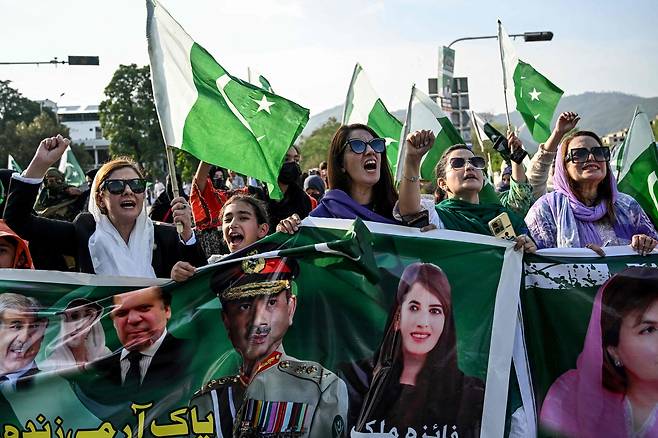 파키스탄인들이 지난 10일(현지시간) 수도 이슬라마바드에서 인도에 대한 항의 시위를 벌이고 있다. [AFP]